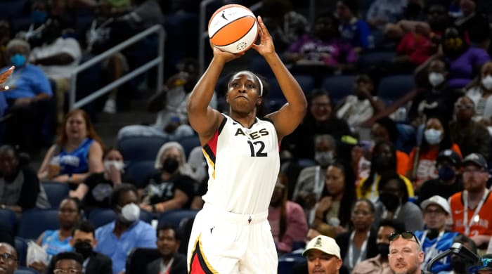 Las Vegas Aces’ Chelsea Gray shoots during the first half of the WNBA Commissioner’s Cup.